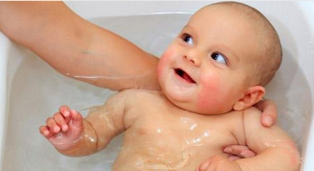 Cách tắm cho trẻ sơ sinh vừa sạch lại an toàn