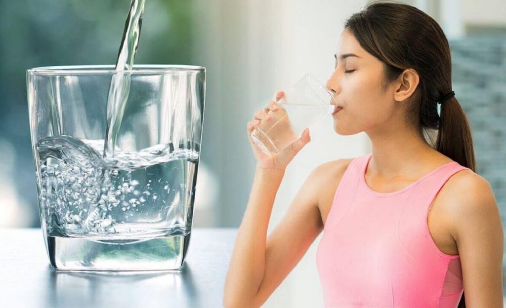 1 ngày nên uống bao nhiêu nước là đủ? Lợi ích của việc uống nhiều nước